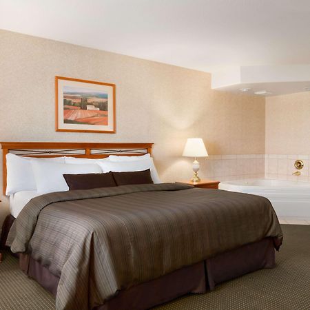 Days Inn By Wyndham Саскатун Экстерьер фото