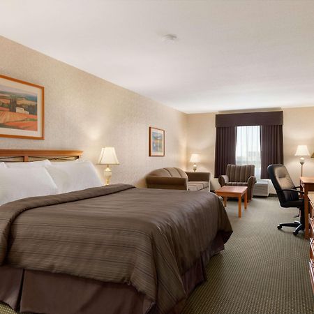 Days Inn By Wyndham Саскатун Экстерьер фото