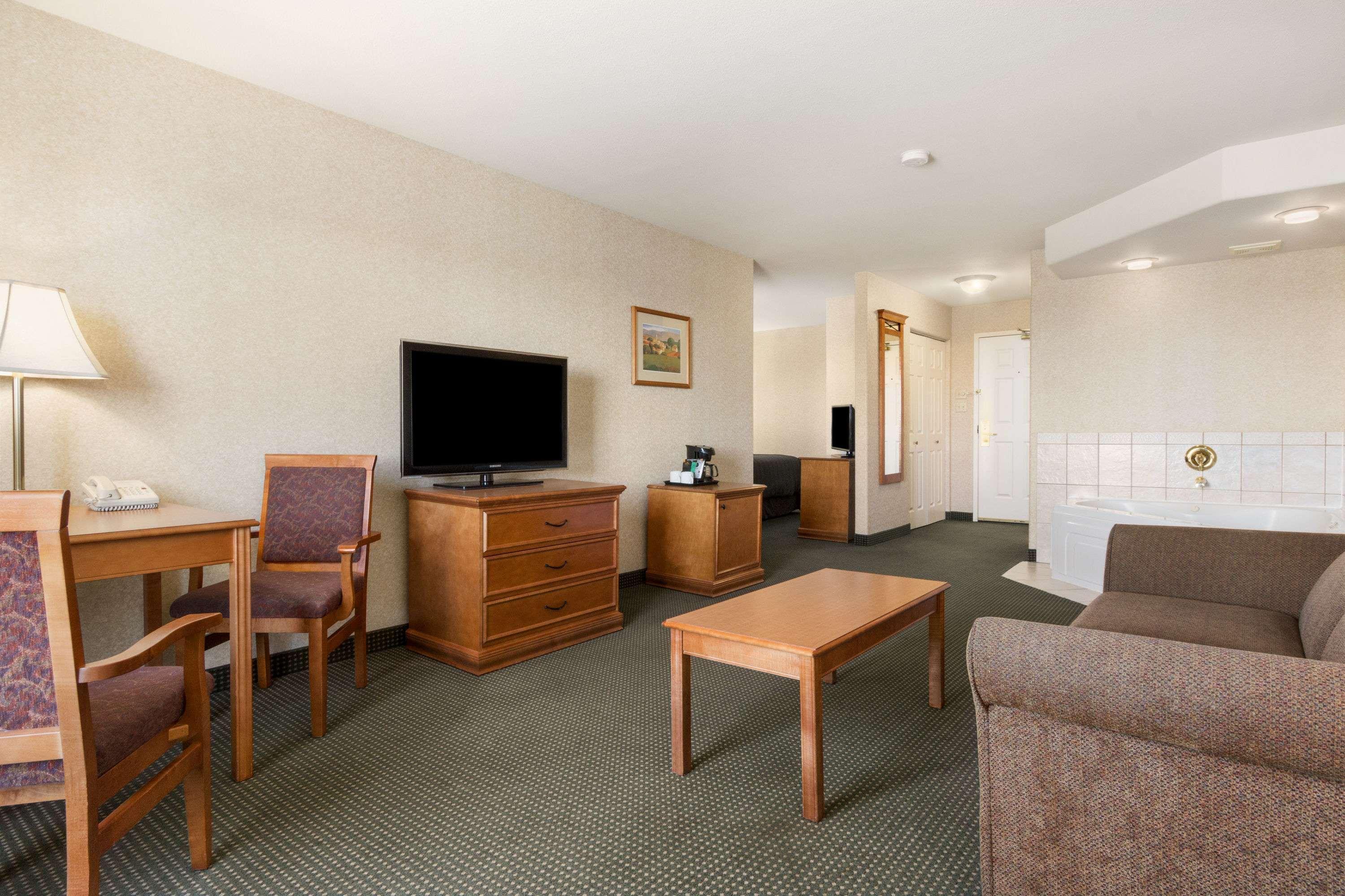 Days Inn By Wyndham Саскатун Экстерьер фото