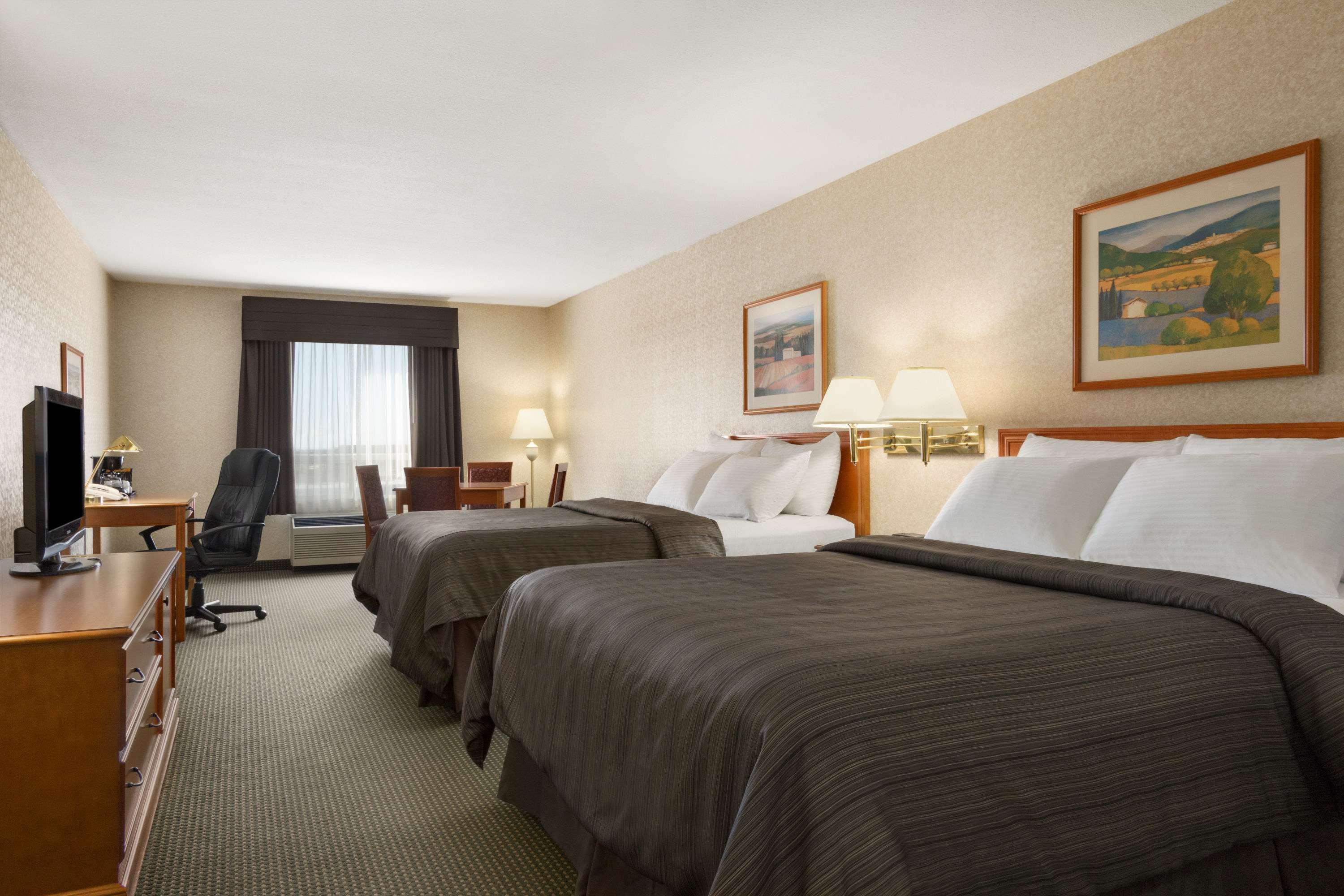 Days Inn By Wyndham Саскатун Экстерьер фото