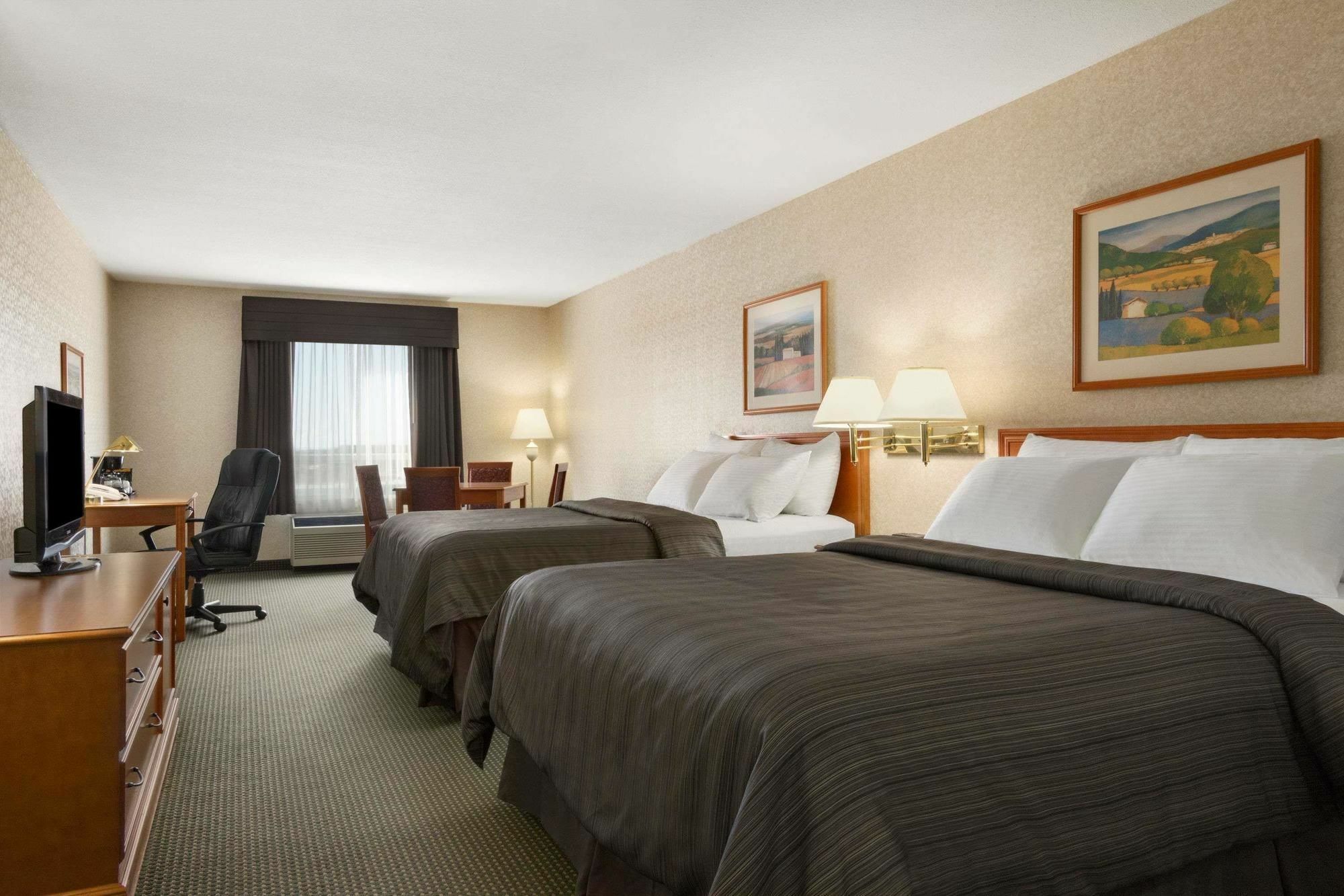 Days Inn By Wyndham Саскатун Экстерьер фото